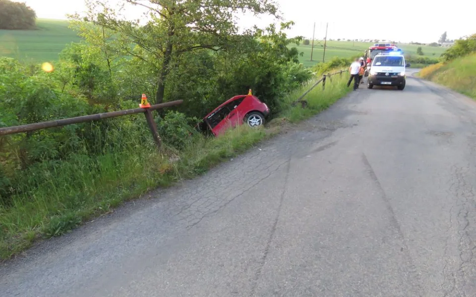Mladý řidič nezvládl své auto, skončil v příkopu za proraženým zábradlím