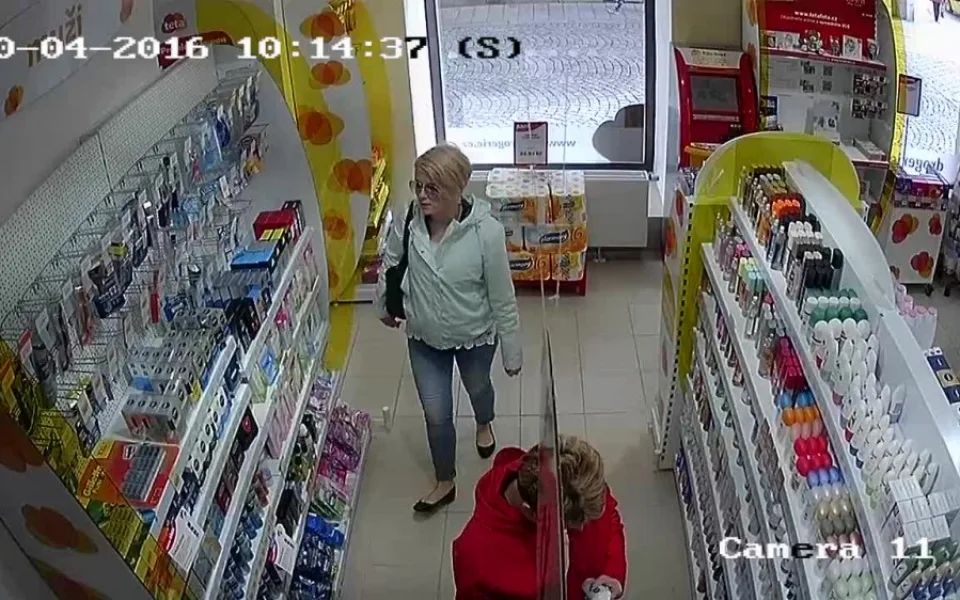 VIDEO: Žena kradla v drogerii na Horním náměstí, nepoznáte ji z kamerového záznamu?