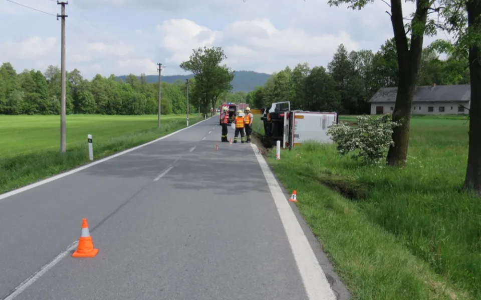 Pod kamionem se utrhla krajnice, převrátil se do příkopu