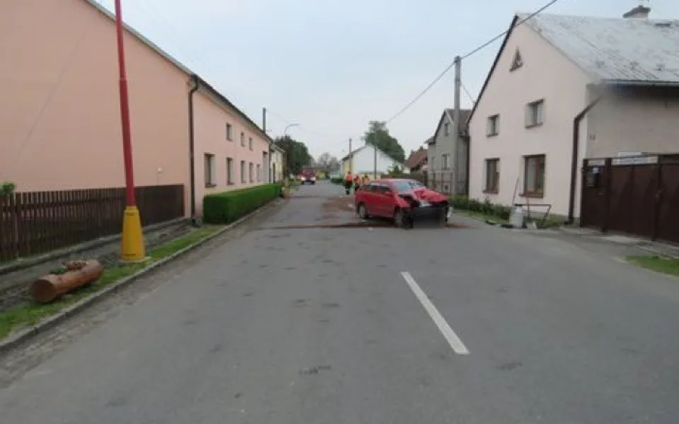 Hledají se svědci nehody, při které utrpěla řidička těžká zranění