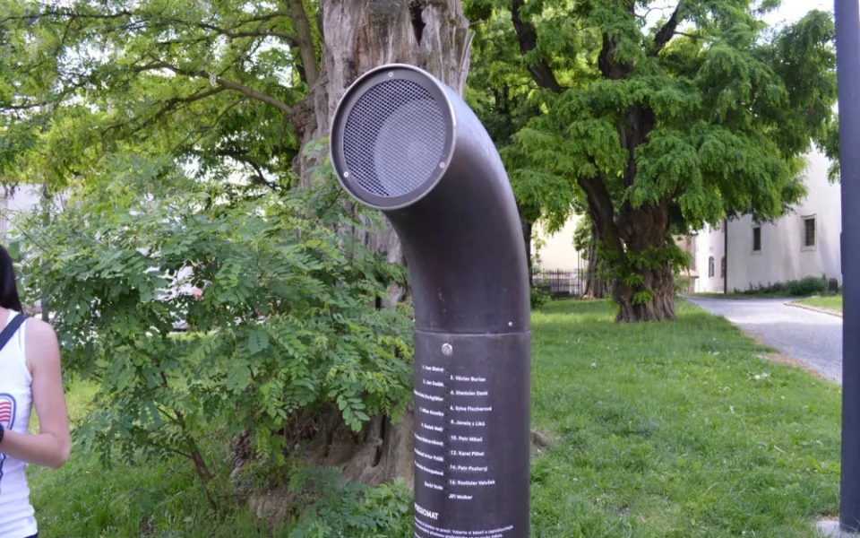 VIDEO: Olomoucký poeziomat pokřtěn! U Dómu bude znít Jiří Wolker i Ivan Blatný