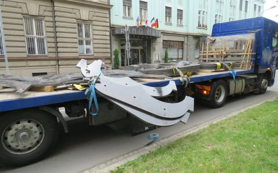 V centru města létaly z jedoucího kamionu ocelové pláty, řidič je špatně upevnil