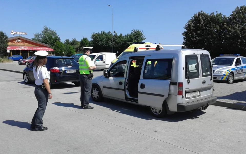 Policie se v pondělí zaměřila na povinnou výbavu v autech, u třetiny vozů našla nedostatky
