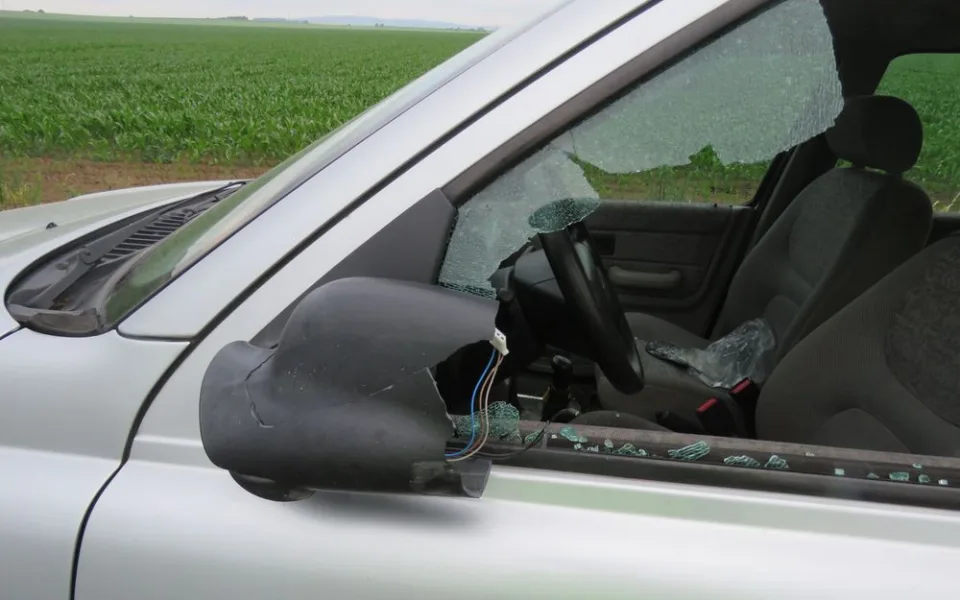 Řidič náklaďáku najel z boku do land roveru a jel dál. Nevšiml si nehody, nebo ujel?