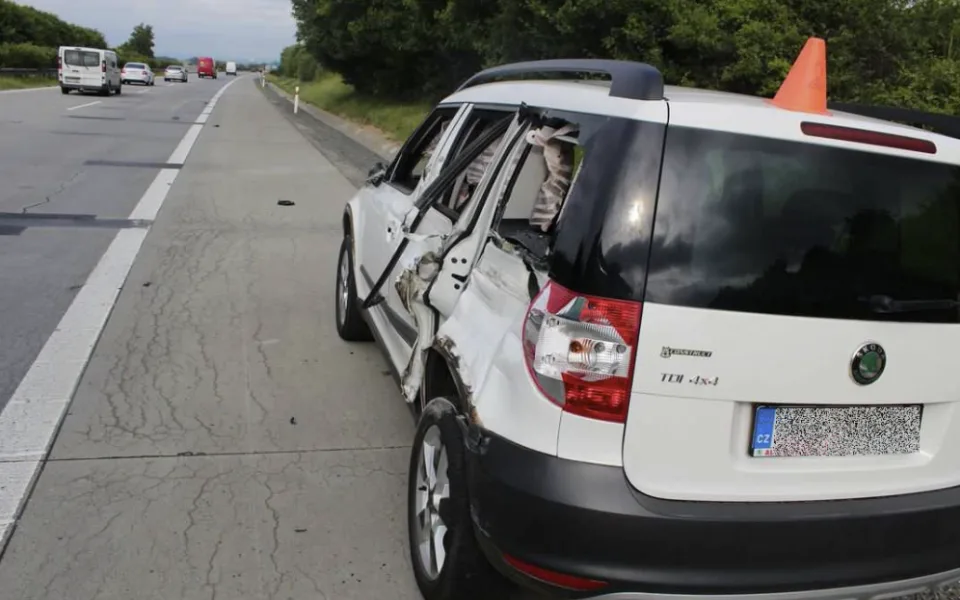 Hledají se svědci nehody na D35, při které náklaďák narazil do odstaveného osobního auta. Řidič ujel
