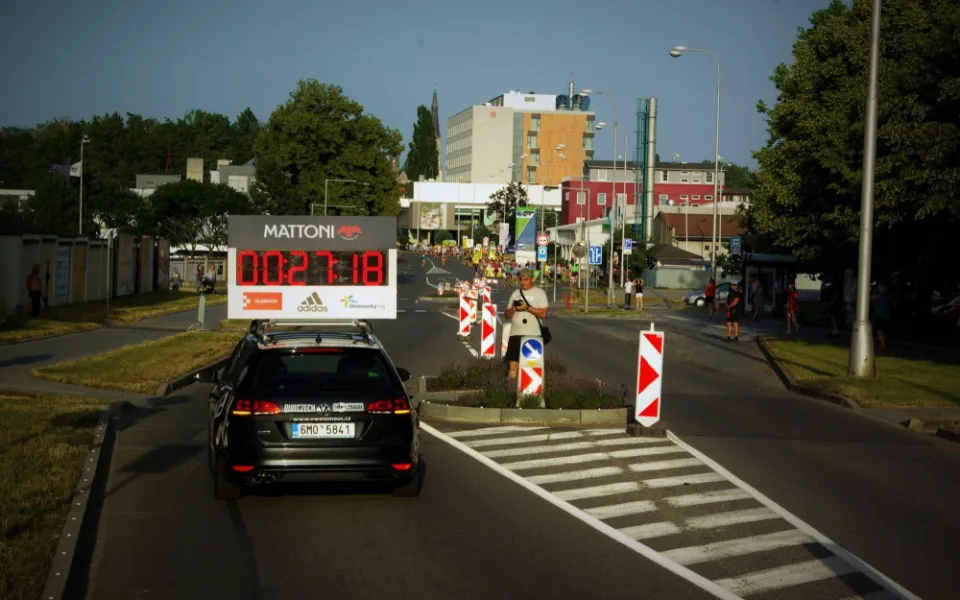 Neukáznění řidiči během půlmaratonu vjížděli do trasy závodu, zasáhnout musela policie