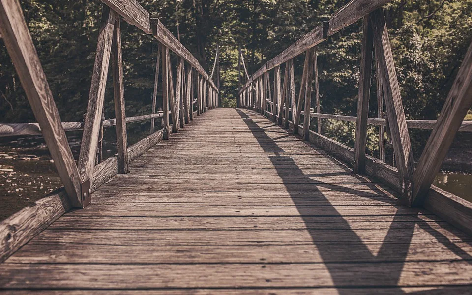 footbridge-413682_960_720