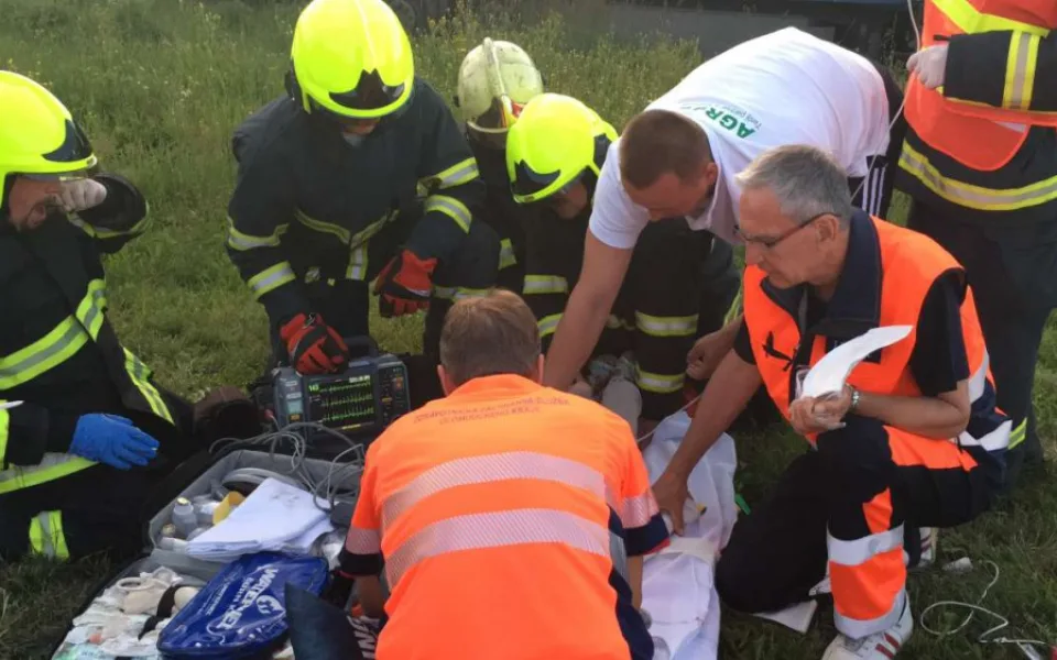 AKTUALIZOVÁNO: Bilance nehody u Horní Loděnice - jeden mrtvý a čtyři těžce zranění