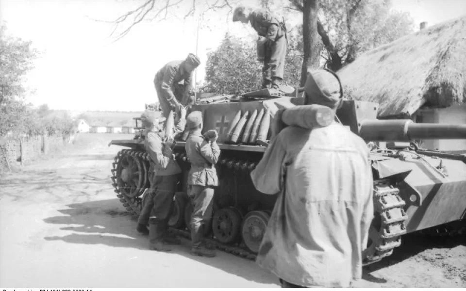 Bundesarchiv_Bild_101I-220-0636-14,_Russland,_Aufladen_von_Munition