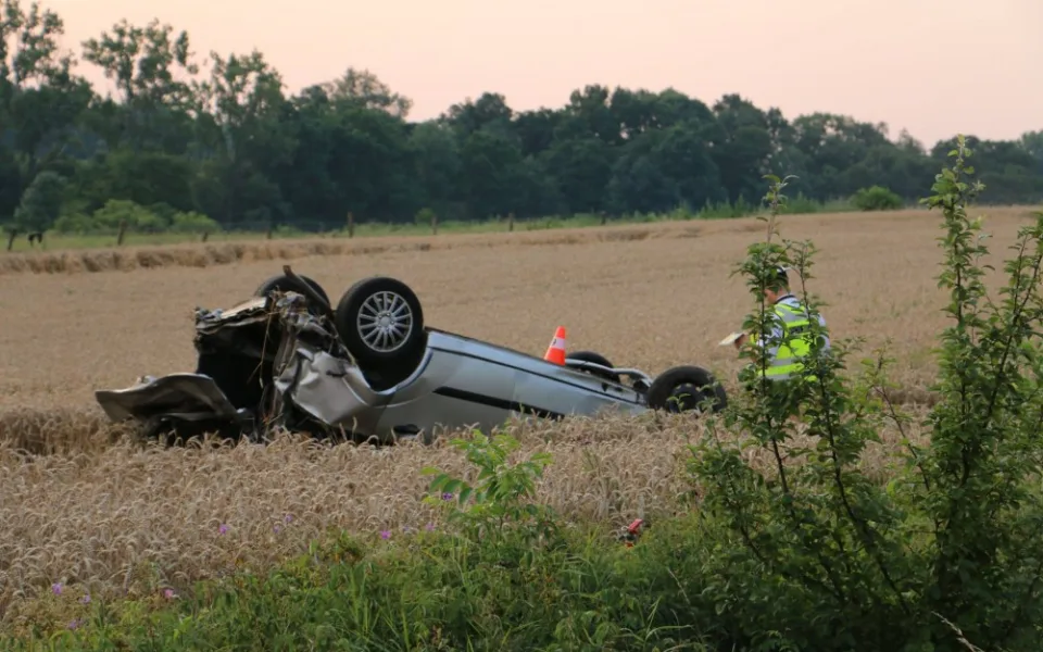 Pět lidí se nad ránem vracelo z diskotéky. Jejich auto skončilo na střeše, nepřežil dvacetiletý mladík