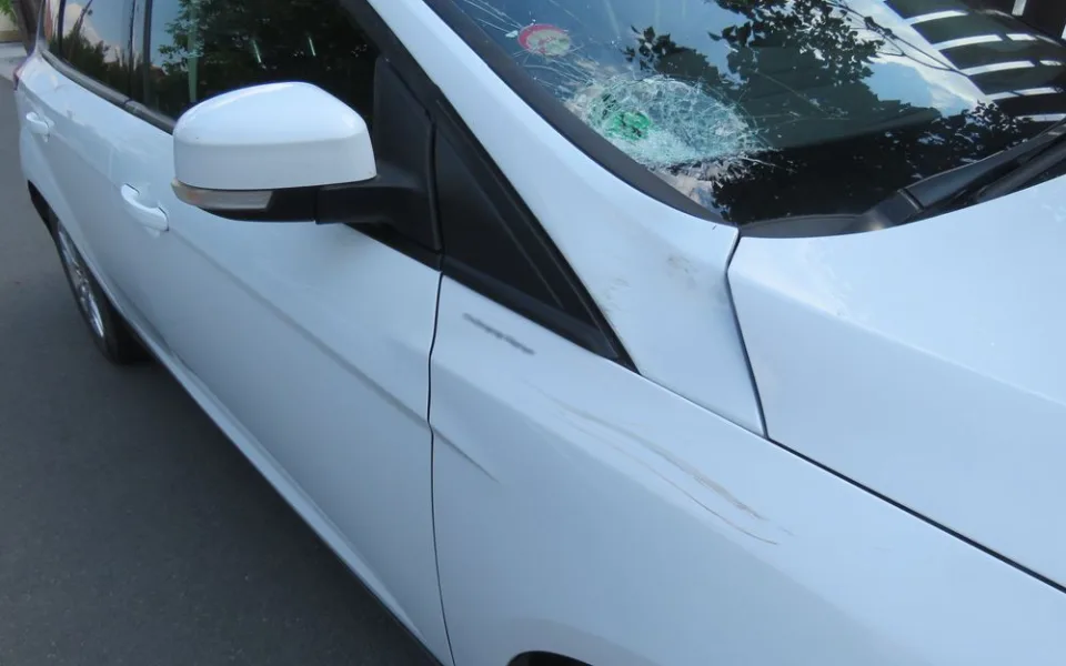 Poškozené auto cyklistou