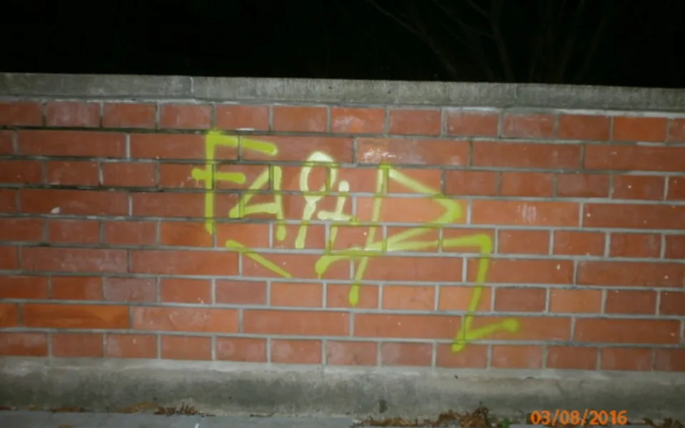 Posprejovaná zídka