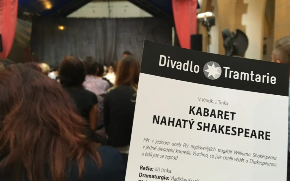REPORT: Nahatý Shakespeare Divadla Tramtarie vyvolával na nádvoří radnice salvy smíchu