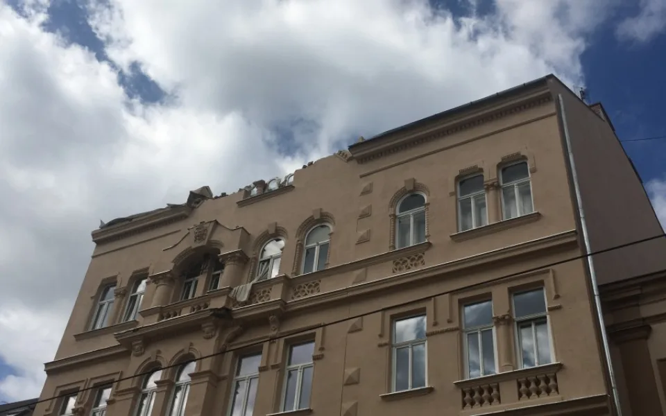 VIDEO: Přes Pekařskou od rána zase jezdí tramvaje, hasiči pracovali v domě až do noci