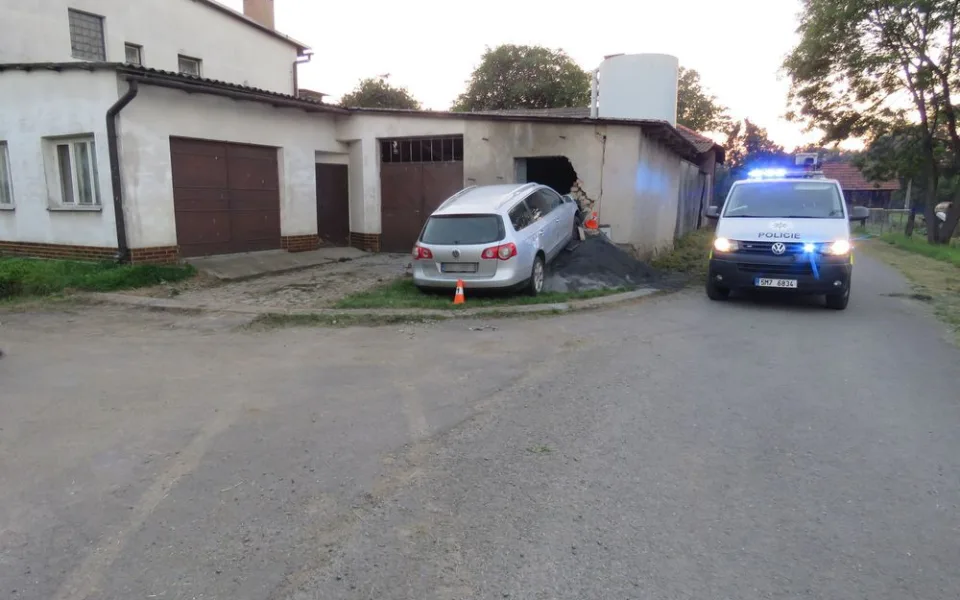 Řidič se se svým autem neudržel na silnici a skončil ve zdi garáže. Policie mu naměřila 4 promile