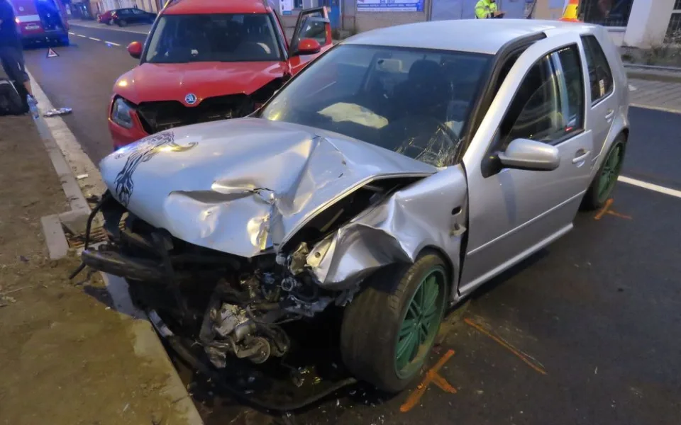 Nehoda dvou osobních aut si vyžádala lehké zranění