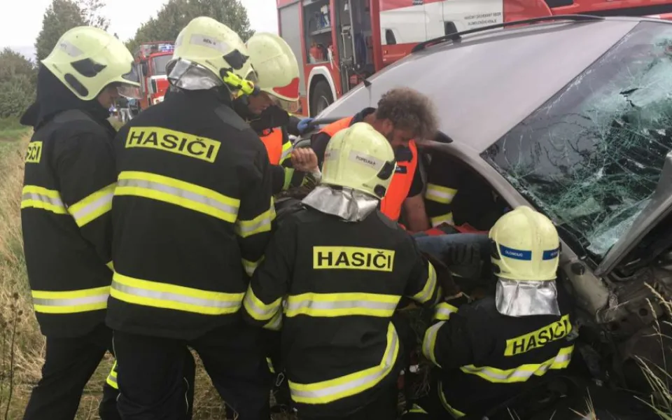 Hasiči se snaží zraněného vyprostit