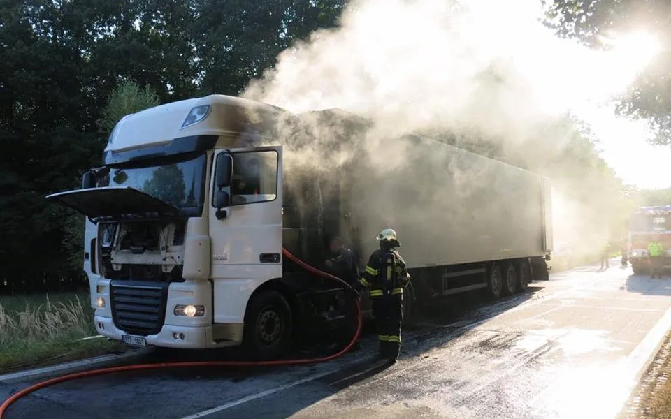 U Velkého Újezdu hořel kamion. Zasahovaly tři jednotky hasičů, škoda je 1,5 milionu korun