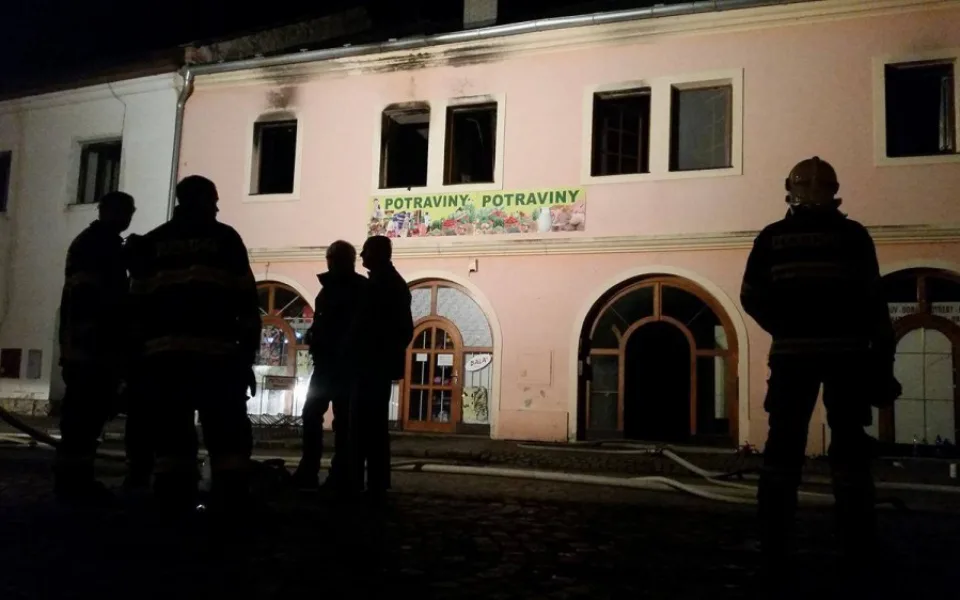 Hasiči bojovali s nočním požárem bytu. Uhynulo v něm několik domácích zvířat a zranil se zasahující hasič