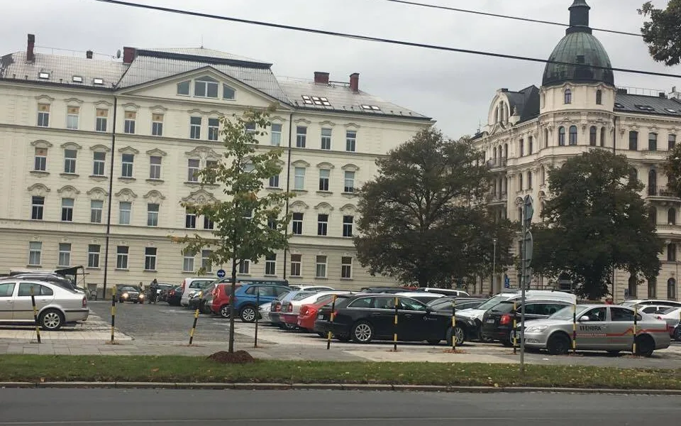 Prostor Palachova náměstí čekají změny. Už v listopadu se začne opravovat tamní parkoviště