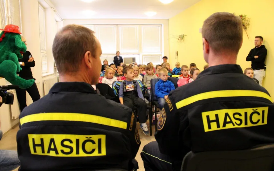 FOTO: Hasiči četli dětem pohádky na stanicích po celém Olomouckém kraji