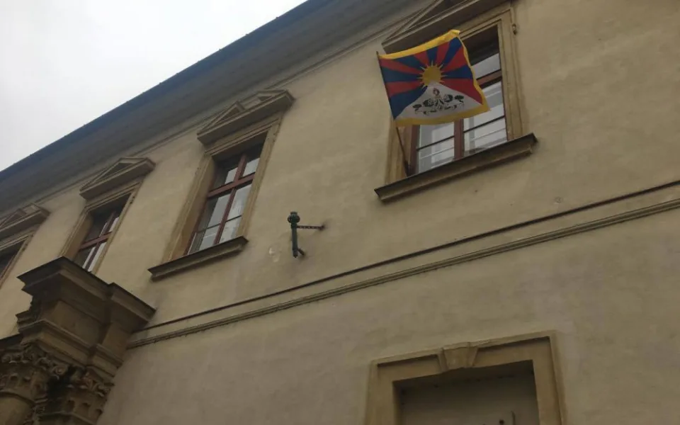 Univerzita vyvěsila tibetskou vlajku. Máme právo hovořit s kýmkoliv, i s Dalajlámou, říká rektor Miller