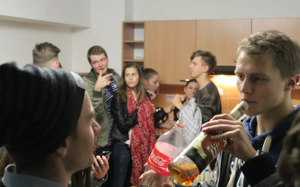REPORT: Studentova horečka úterní noci - oheň v parku a bláznivá studentská jízda na kolejích