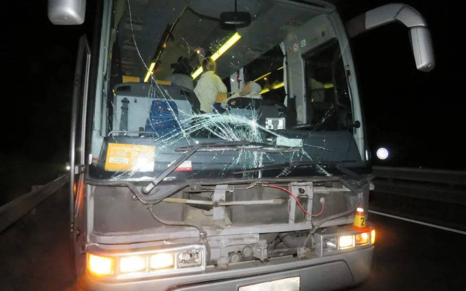 AKTUALIZOVÁNO: Na dálnici směrem na Vyškov se stala nehoda autobusu a dvou dodávek