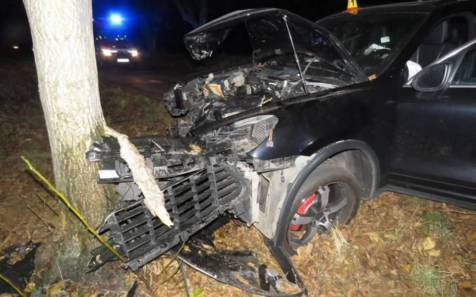 Podnapilý řidič narazil se svým Porsche do stromu. Policistům řekl, že vypil dvě nealko piva