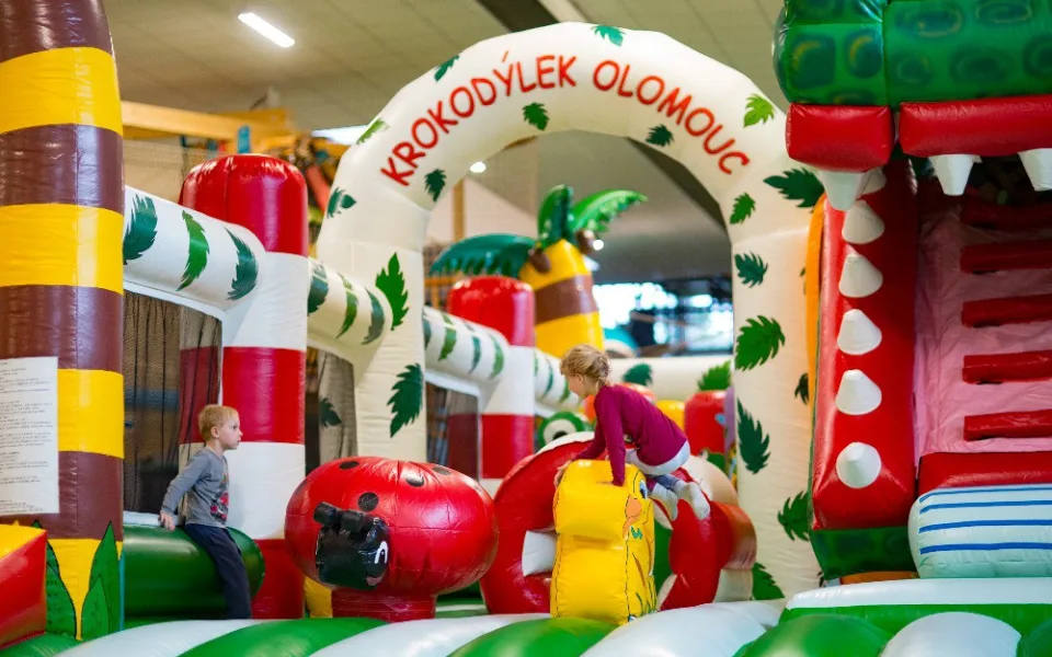 V Olomouci otevřel nový zábavní park Krokodýlek, nabízí téměř třicet atrakcí pod jednou střechou
