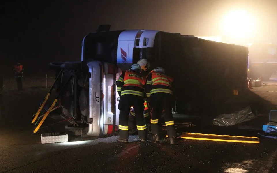 FOTO/VIDEO: Podívejte se, jak probíhalo noční cvičení u Vrbátek. Nechyběl ani převrácený autobus