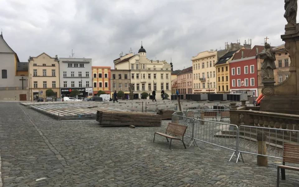 Kluziště už se staví, provoz na něm bude zahájen nejpozději se začátkem vánočních trhů