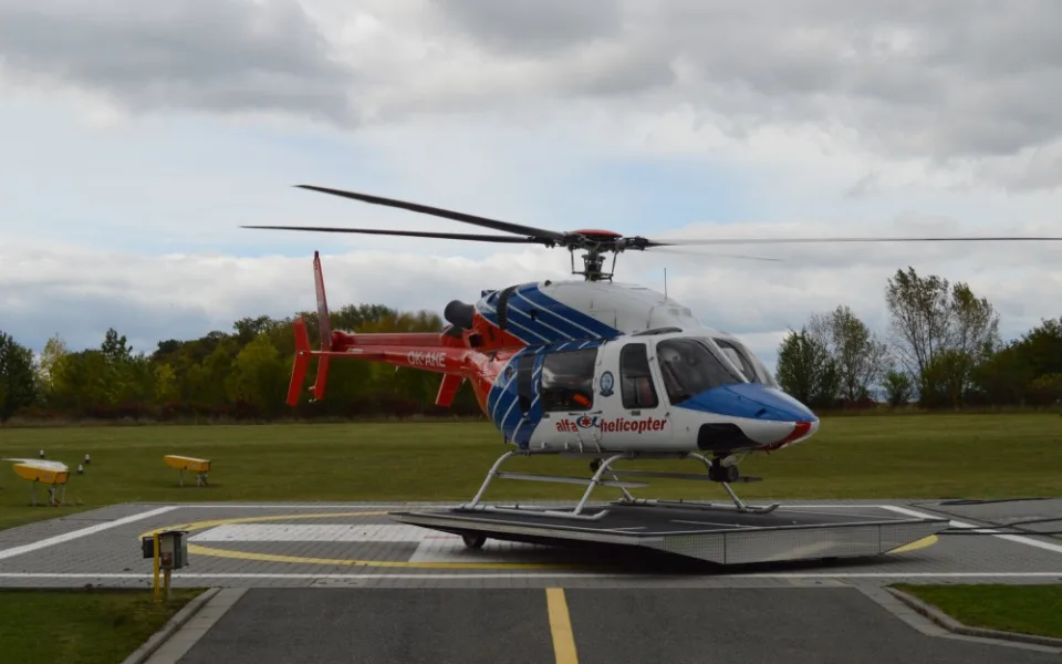 Záchranářský vrtulník smí dál přistávat na heliportu, vedení kraje se dohodlo s firmou Gemo