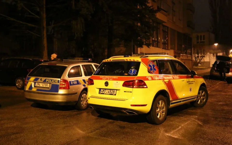 VIDEO: Pětasedmdesátiletý muž podlehl svým zraněním po pádu z okna na ulici Foerstrova v Olomouci
