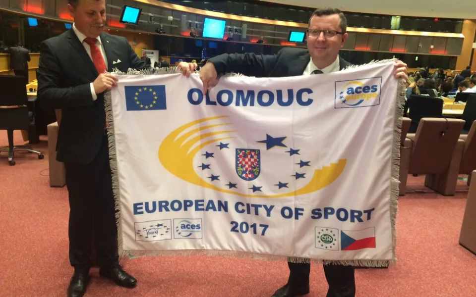 Olomoucký primátor přiváží z Bruselu vlajku, která potvrzuje titul Evropské město sportu 2017