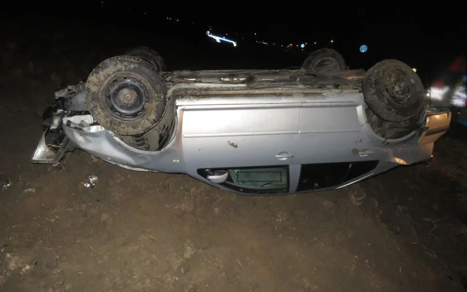 Cizinec pod vlivem alkoholu nezvládl zatáčku. Auto skončilo na střeše