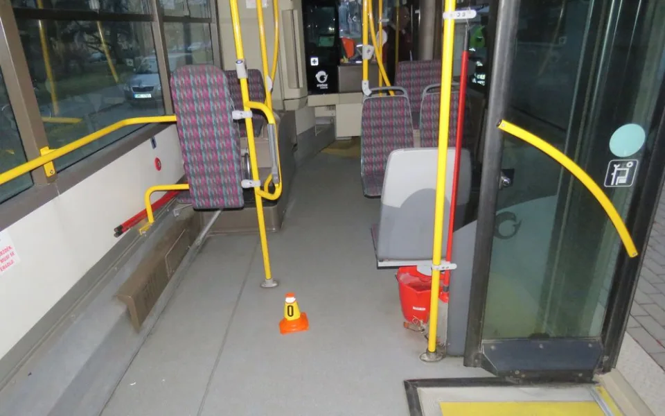 Pětasedmdesátiletá žena se zranila v prostějovském autobuse
