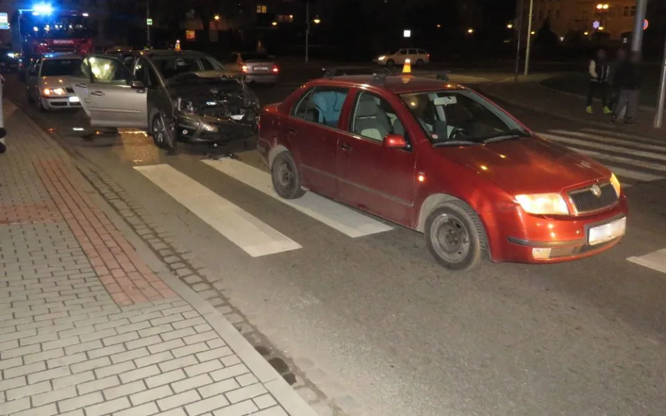 Na přechodu se srazila dvě auta, došlo ke zranění obou řidiček i dětí jedné z nich