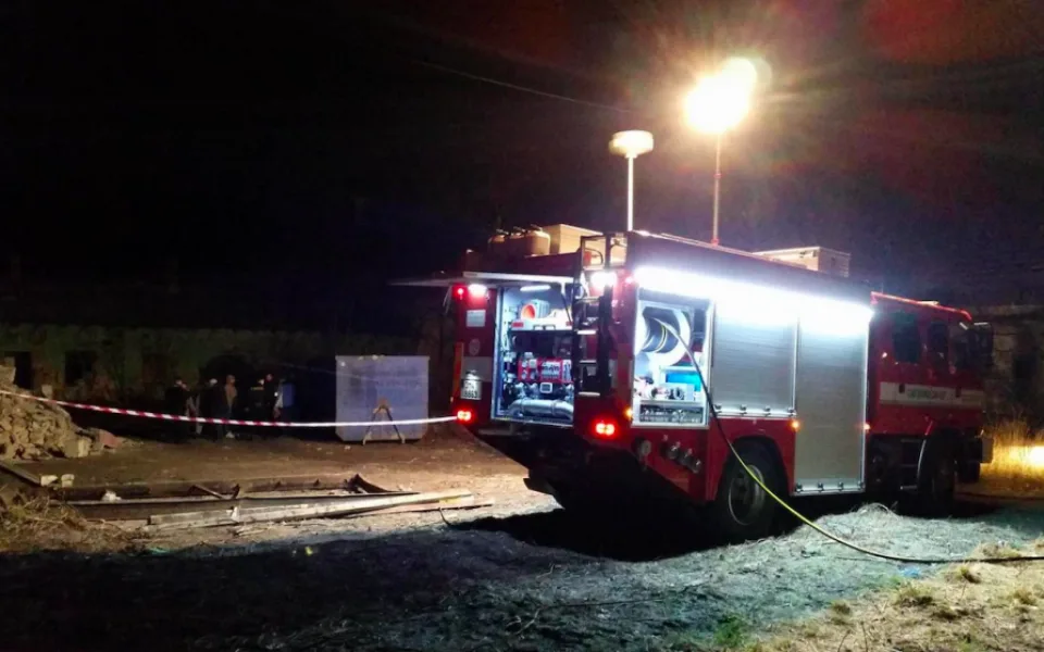 Hasiči řešili v noci hned dva požáry, při likvidaci jednoho z nich našli ostatky lidského těla