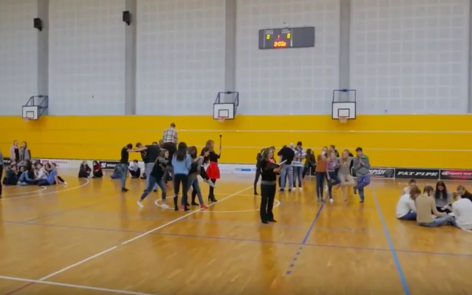 VIDEO: Na Čajkárně se odehrál Mannequin Challenge. Kdo to pokazil, dostal za trest meme obličej