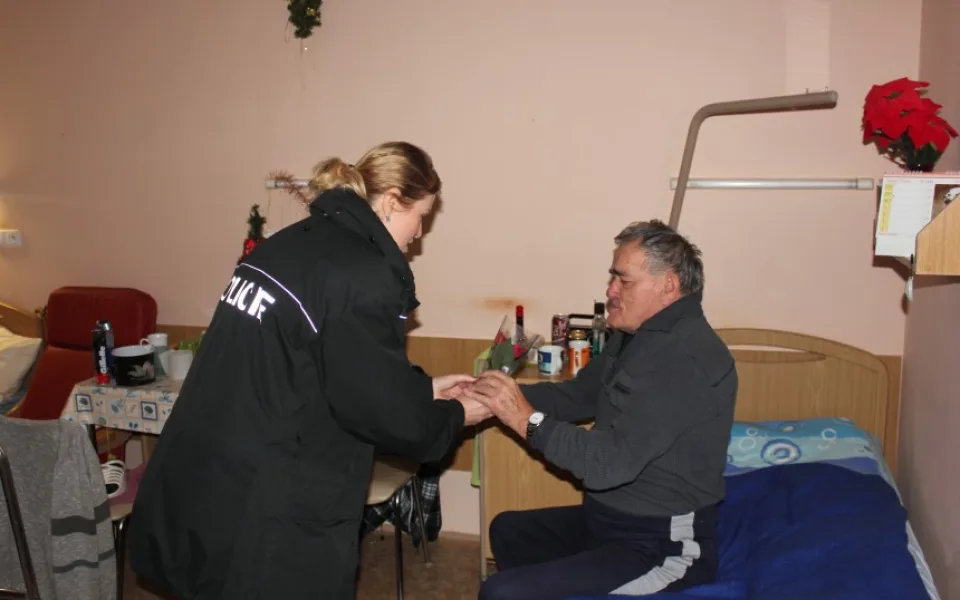 Policisté zakoupili vánoční hvězdy a obdarovali seniory. Výtěžek půjde onkologicky nemocným dětem