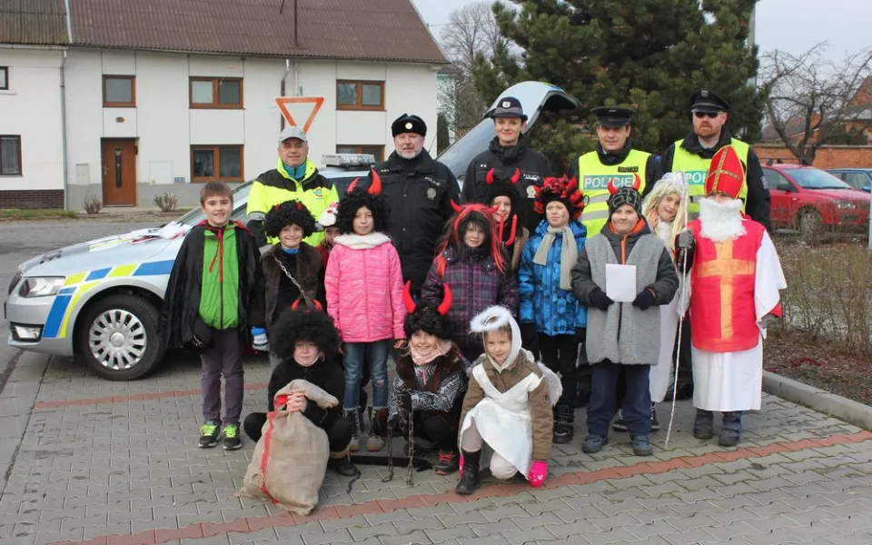 Děti převlečené za Mikuláše, anděly a čerty kontrolovaly společně s policisty řidiče