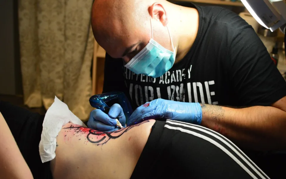 Reportáž na vlastní kůži v Nibbler Art & Tattoo Studio: Tetování je jen napořád