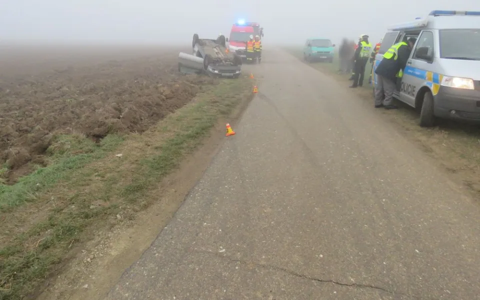 Řidič nezvládl se svým Fiatem zatáčku, mezi poli dostal smyk a skončil na střeše