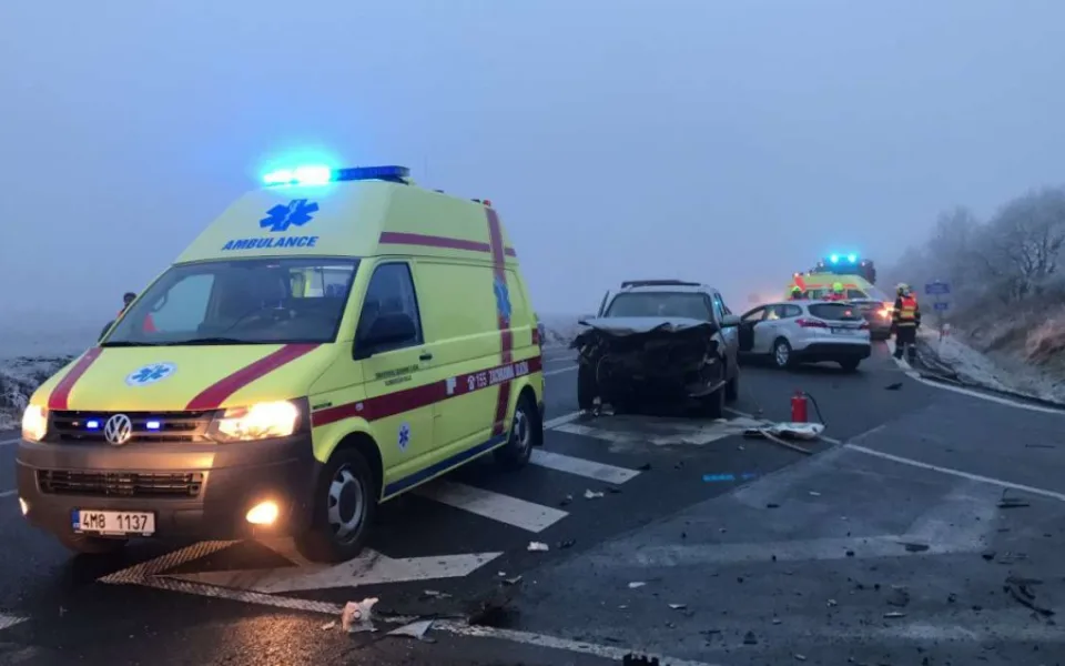 VIDEO: U Horní Loděnice se v neděli odpoledne srazila tři auta, na místě zůstaly zraněné osoby