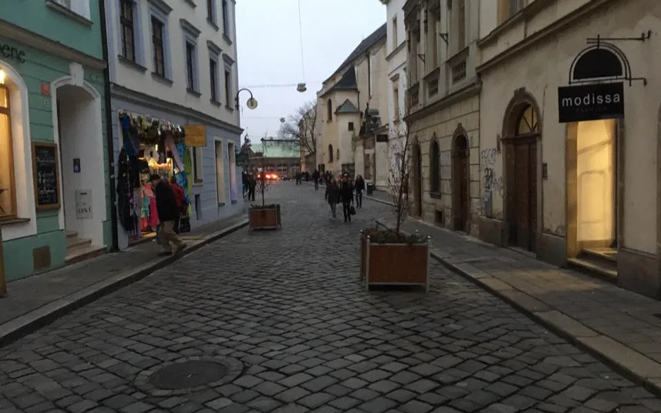Olomouc hlídají policisté se samopaly, vjezdy na Horní a Dolní náměstí jsou zataraseny květináči