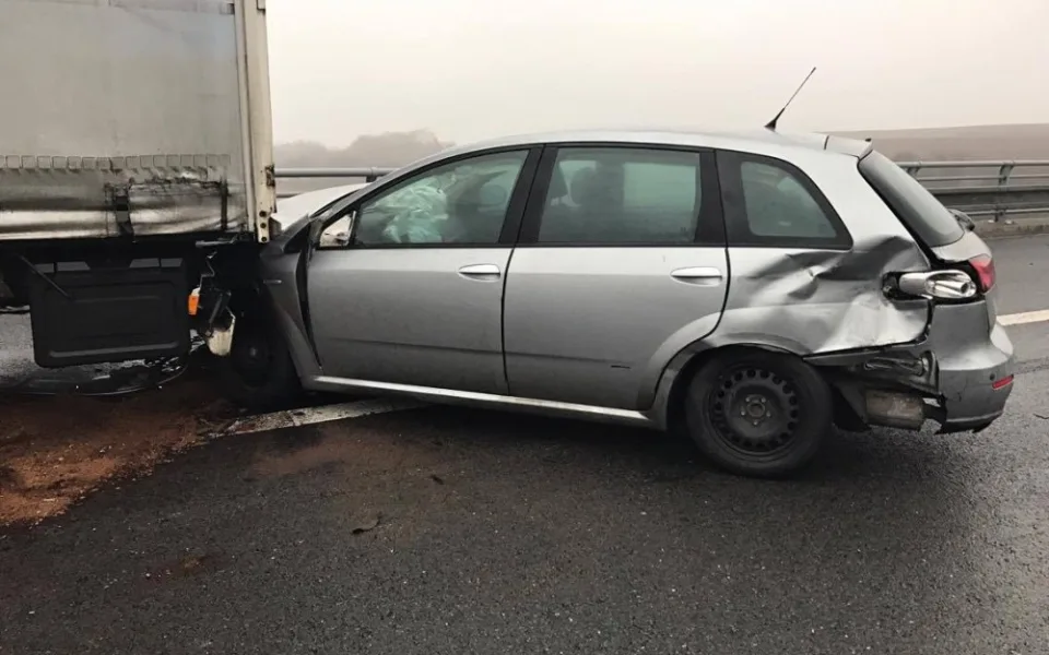 FOTO/VIDEO: Jak vypadala dnešní hromadná nehoda šesti aut na dálnici u Nemilan?