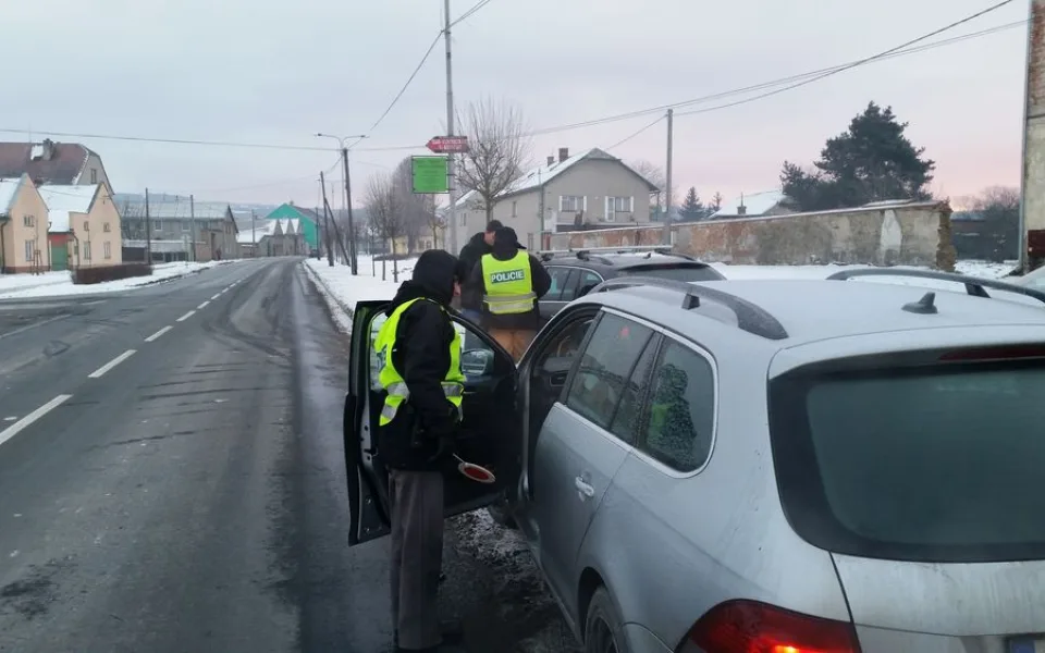 Policisté se zaměřili na řidiče ve Šternberku, odhalili i celostátně hledanou osobu