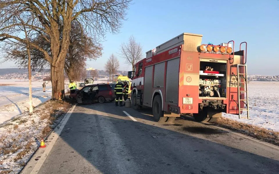 AKTUALIZOVÁNO: V aleji mezi Olomoucí a Samotiškami narazila řidička do stromu, její stav je vážný