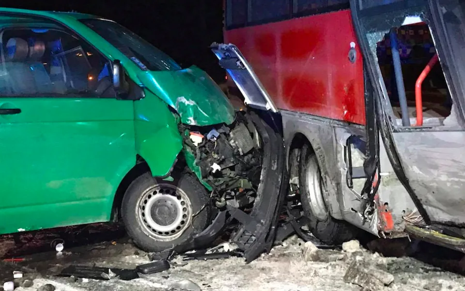 VIDEO: Při úterní nehodě autobusu a dodávky se zranili čtyři lidé